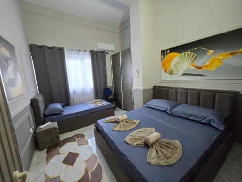 una camera da letto con due letti con asciugamani sopra di Royal Harbor View Lux 4-Bedroom Waterfront Residence a Durrës
