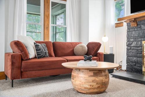 オマハにあるCozy Boho Retreat Blocks from UNMCのリビングルーム(ブラウンソファ、コーヒーテーブル付)