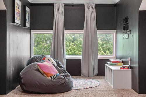 オマハにあるCozy Boho Retreat Blocks from UNMCの窓の前にビーンバッグチェアが備わるお部屋