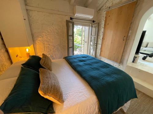 - une chambre avec un lit doté d'une couverture bleue dans l'établissement Mas des Alpilles au cœur de la nature avec piscine, à Maussane-les-Alpilles