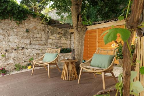 Old Town Nona Apartment with Balcony, Garden & FREE PARKING
