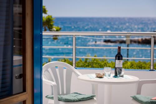 Nápoje v ubytování Finikas Resort Sfakia - Seaside Rooms