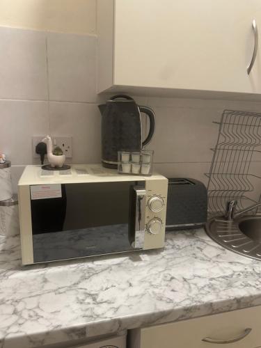 Una cocina o zona de cocina en Double bed Studio Fast WiFi,Netflix, No deposit Required