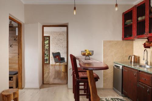 Old Town Nona Apartment with Balcony, Garden & FREE PARKING