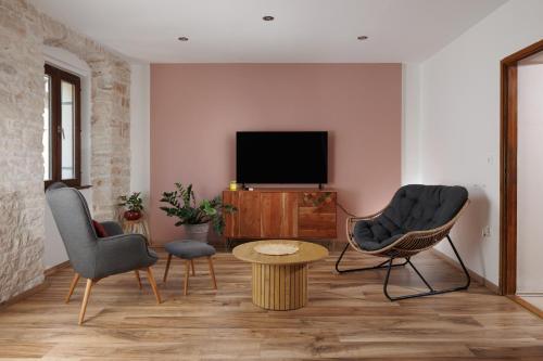 Old Town Nona Apartment with Balcony, Garden & FREE PARKING