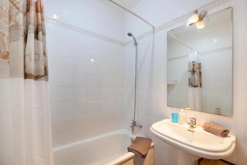 Un baño blanco con lavabo y ducha en Luxury Villa Lanzarote, en Playa Blanca