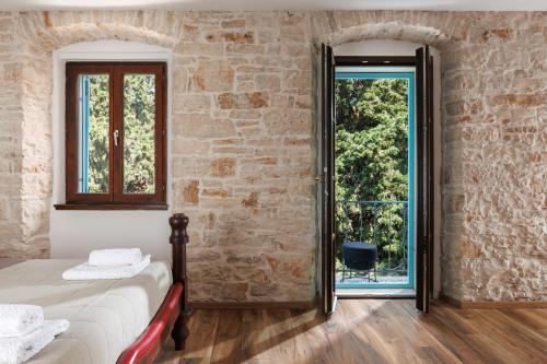 Old Town Nona Apartment with Balcony, Garden & FREE PARKING
