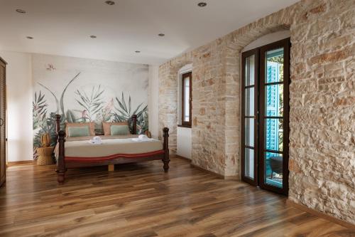 Old Town Nona Apartment with Balcony, Garden & FREE PARKING