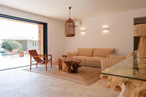 un salon avec un canapé et une table dans l'établissement Bergerie entre plage et maquis, à Zonza