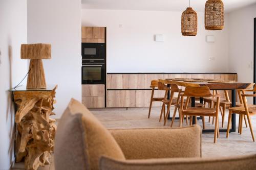 une salle à manger avec une table et des chaises dans l'établissement Bergerie entre plage et maquis, à Zonza