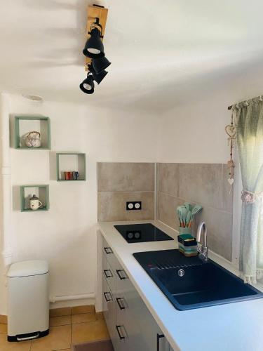 une petite cuisine avec un évier et une cuisinière dans l'établissement La Casa dei Colori, à Cannes