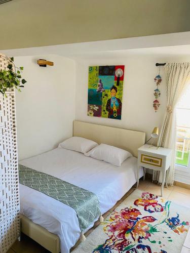 une chambre avec un lit, une table et une fenêtre dans l'établissement La Casa dei Colori, à Cannes