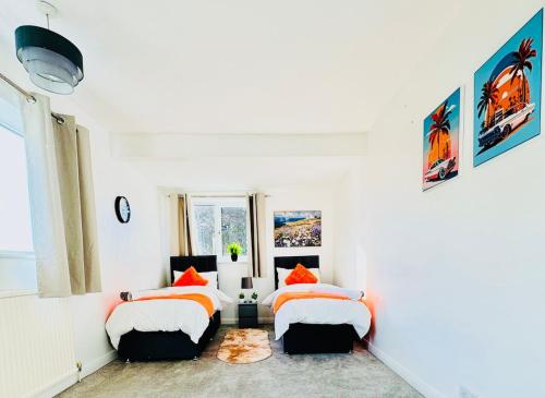Postel nebo postele na pokoji v ubytování Beautiful and Spacious 4 Bed Room House In Coleshill-NEC