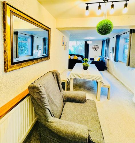 Posezení v ubytování Beautiful and Spacious 4 Bed Room House In Coleshill-NEC