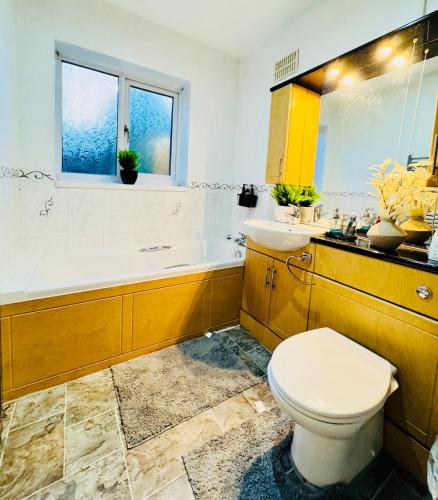 Koupelna v ubytování Beautiful and Spacious 4 Bed Room House In Coleshill-NEC
