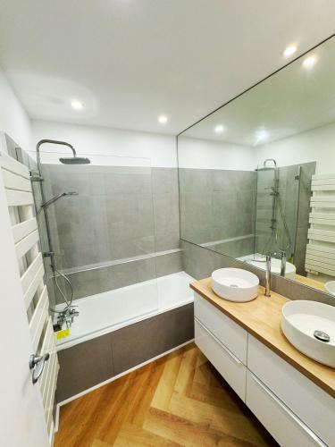 une salle de bain avec une baignoire, un lavabo et une douche dans l'établissement #S21 Chic Escape - Sea & Port View - Marina, à Villeneuve-Loubet