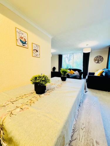 Postel nebo postele na pokoji v ubytování Beautiful and Spacious 4 Bed Room House In Coleshill-NEC