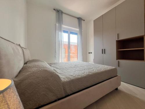 Katil atau katil-katil dalam bilik di WELCOME RIVIERA Primavera 1A Vista mare- spazioso e comodo appartamento-2 bagni-wifi-aria condizionata in ogni stanza-garage a pagamento 15 euro al giorno