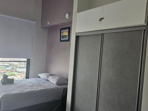 a bedroom with a bed and a cupboard at Chic Studio in Barrio Escalante in Tapantí
