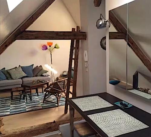 un salon avec un canapé et une table dans l'établissement Le Cosy d'Asfeld, à Metz