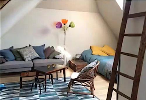 un salon avec un canapé et une table dans l'établissement Le Cosy d'Asfeld, à Metz