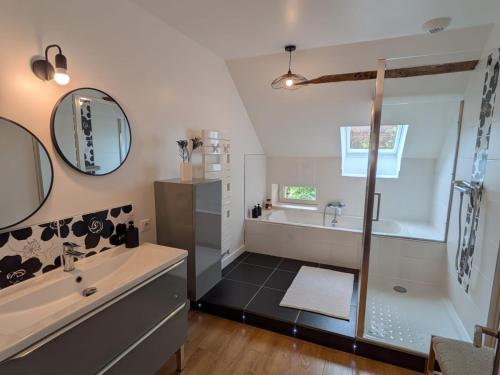 une salle de bain avec une douche, un lavabo et une baignoire dans l'établissement Maison Vue sur la Vallée Spa XXL Billard & Flipper, à Budelière