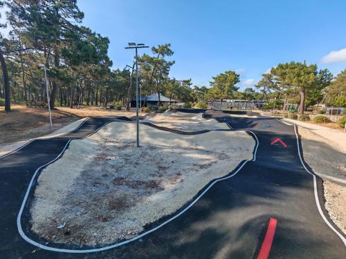 un skatepark vide avec rampe de skateboard dans l'établissement Mobil home 6 Personnes au Atlantic Club Montalivet, à Vendays-Montalivet