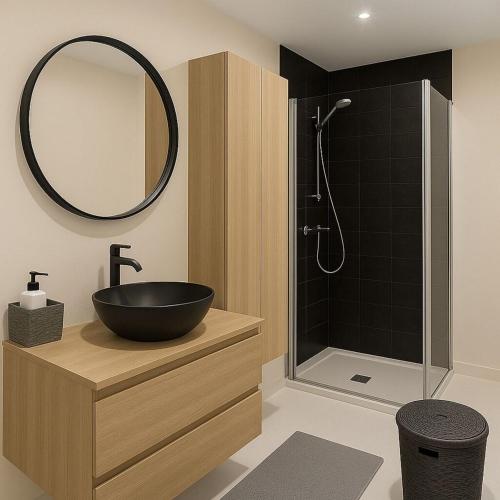 une salle de bain avec un lavabo noir et un miroir dans l'établissement La Suite 4 Dauphins- Aix en Provence, à Aix-en-Provence