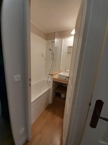 une salle de bain avec une douche, un lavabo et un miroir dans l'établissement Vue Mer, Piscine de ouf Votre Oasis à Cannes, à Cannes