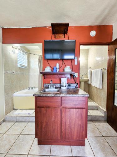 a bathroom with a sink and a tub at Casa Robinson Guest House in Culebra