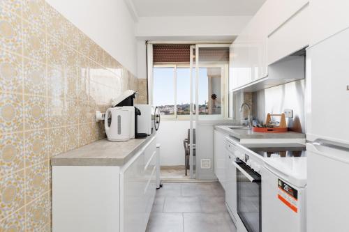 une cuisine avec des armoires blanches et un comptoir dans l'établissement Rives dor, à Antibes