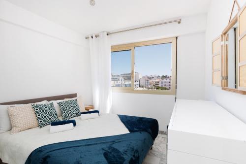 une chambre blanche avec un lit et une fenêtre dans l'établissement Rives dor, à Antibes
