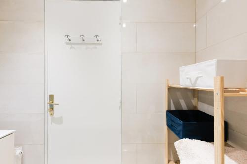 une douche avec une porte vitrée dans une salle de bain dans l'établissement Rives dor, à Antibes