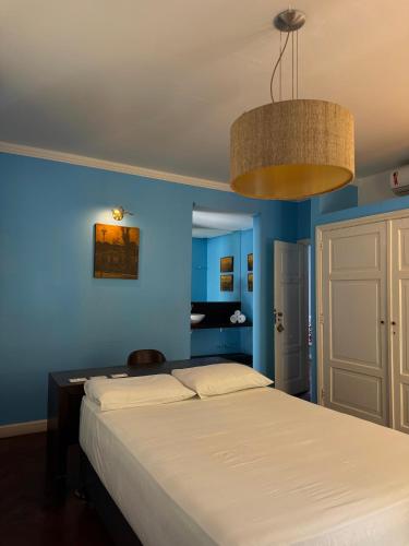 a bedroom with blue walls and a large bed at RARO Ipanema Boutique Hotel in Rio de Janeiro