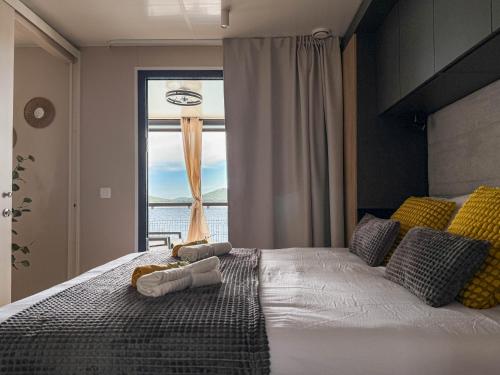 a bedroom with a large bed with a large window at Rosemary seaview luxury MH Mary in Drage
