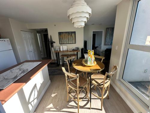 Dapur atau dapur kecil di Penthouses of Beach Ave