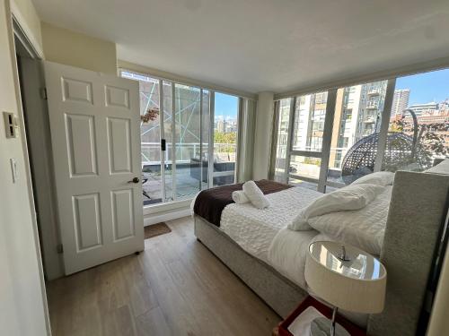 Ruang duduk di Penthouses of Beach Ave