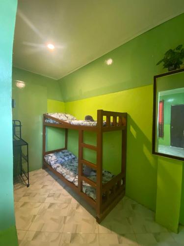 a room with two bunk beds in a green wall at Sanset Villa in Alburquerque