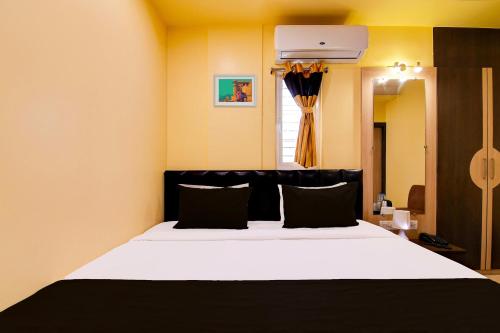 Postel nebo postele na pokoji v ubytování Hotel O Bypass View