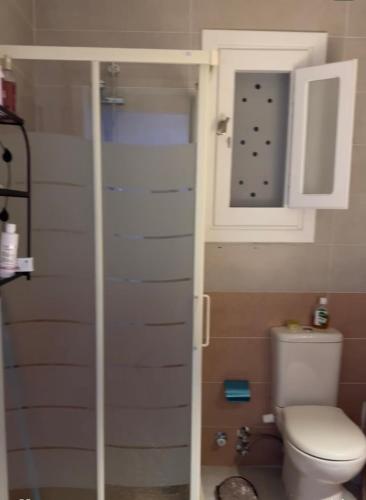 a small bathroom with a toilet and a mirror at قريه الريفيرا بشرم الشيخ in Sharm El Sheikh