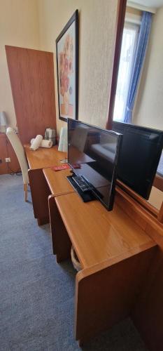 a desk with a laptop computer on top of it at Hotel-Restaurant Wilhelmsbad in Seesen