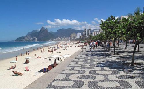 Una playa con multitud de gente y el océano. en Charme in Ipanema by the beach, en Río de Janeiro