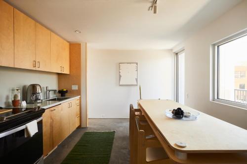 eine Küche mit einem Holztisch in einem Zimmer in der Unterkunft World Cup Ready! Artsy Loft Near Fan Zone in Fort Worth