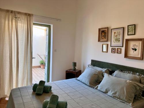 une chambre avec un grand lit et une fenêtre dans l'établissement Tradition Corse et Modernité Bergerie Anto'Micheli, à Granace