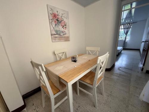 a dining room table and chairs in a room at ACOGEDOR APARTAMENTO DISPONIBLE eN CALARCA QUINDIO EXCELENTE UBICACION EN CONJUNTO CERRADO 2 HABITACIONES PARKING BIEN EQUIPADO in Calarcá