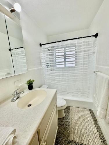 Un baño de Renew Apart - Our Home Pompano