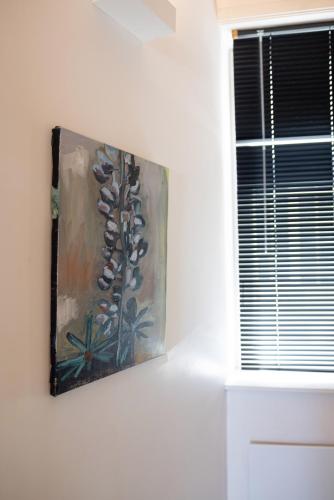 a painting of grapes on a wall next to a window at Appartement dijk Middelkerke met zeezicht in Middelkerke