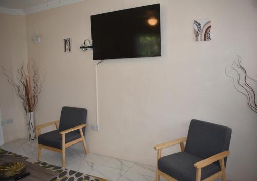 Una televisión o centro de entretenimiento en Villa Cherry