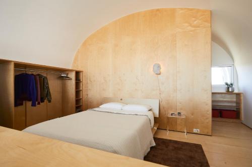 ein Schlafzimmer mit zwei Betten in einem Zimmer in der Unterkunft World Cup Ready! Artsy Loft Near Fan Zone in Fort Worth