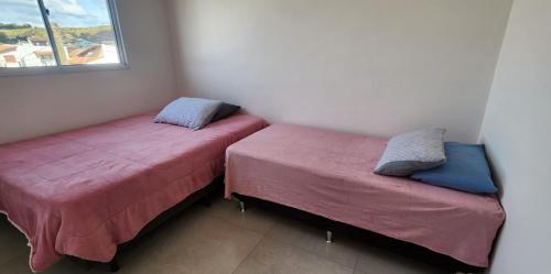 Ένα ή περισσότερα κρεβάτια σε δωμάτιο στο Apartamento com churrasqueira e 2 vagas na garagem